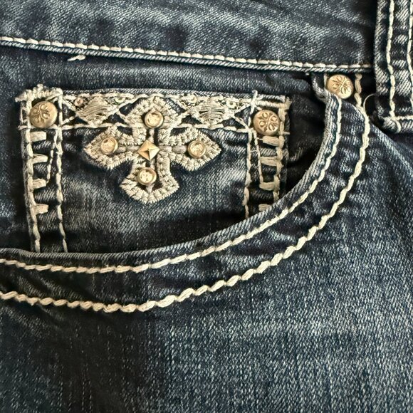 Love Indigo Women's 12 Ebroidered Studded Crop Jeans - Picture 8 of 8